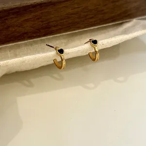 Vintage gold-plated C-shaped hoop earrings with engraved patterns and black heart zircon