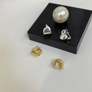 Orecchini a nodo minimalisti in oro e argento con superficie a specchio lucida e liscia