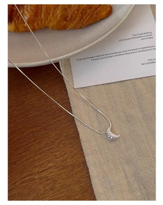 Gros plan détaillé du pendentif croissant en argent sterling 925 sur une chaîne