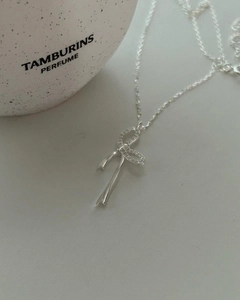 Dettaglio della collana con ciondolo a fiocco in argento 925 e zirconi scintillanti