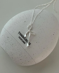 Dettaglio del ciondolo a fiocco scintillante con zirconi su catena in argento sterling 925