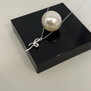 Dettaglio della collana in argento S925 con pendente a fiocco di strass in confezione