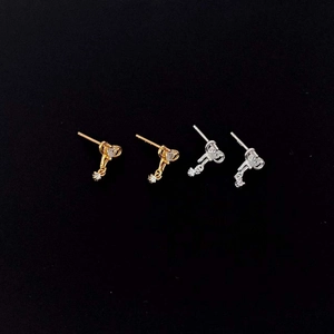 Boucles d'oreilles pistolet étincelantes en argent et or avec micro strass