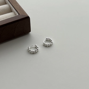 Detailed view of S925 sterling silver hoop earrings with continuous 3D heart design