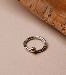 Macro de la bague en argent 925 avec perle dorée polie au design moderne et minimaliste