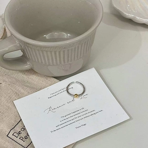Bague ouverte minimaliste en argent sterling 925 avec perle dorée sur carte blanche