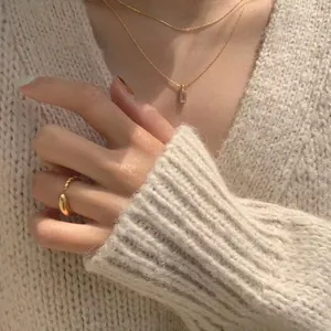 Collier doré avec pendentif rectangulaire et ensemble de bagues ouvertes torsadées