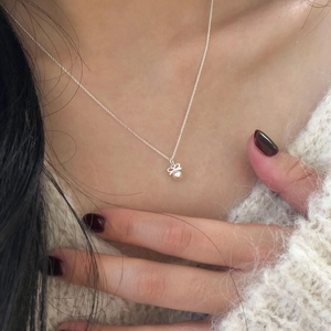 Collier élégant en argent sterling 925 avec nœud et perle sur le cou d'une femme