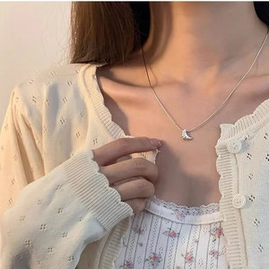 Collier croissant de lune en argent sterling S925 sur un mannequin avec gilet en maille