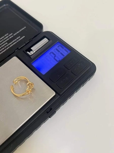 Detailed view of twisted gold rope ring weighing 2.07g on digital jewelry scale