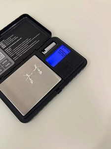 Detailed weight measurement of S925 silver bow heart earrings showing 1.87 grams