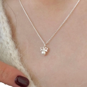 Collier en argent sterling 925 avec pendentif nœud doux et une perle blanche ronde