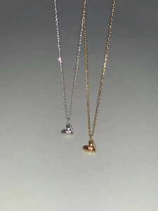 Detailansicht der Herzanhänger in Silber und Gold mit Stern-Diamant auf O-Ketten