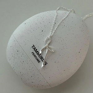Collana in argento 925 con pendente a fiocco traforato e strass brillanti e raffinati