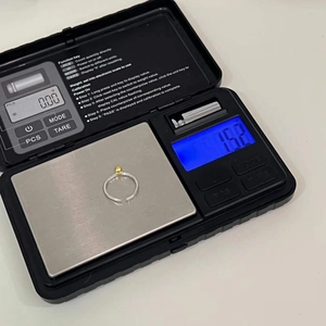 Bague minimaliste en argent 925 pesant 1,52 g sur une balance numérique de précision