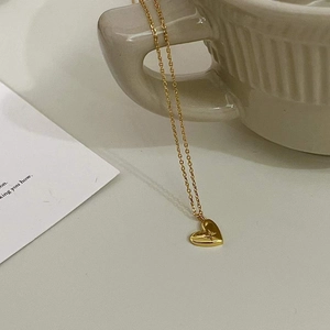 Detailansicht der goldenen 925er Silberhalskette mit 3D Herzanhänger auf weißem Grund