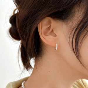 Boucles d'oreilles carrées géométriques minimalistes en argent 925 portées par femme