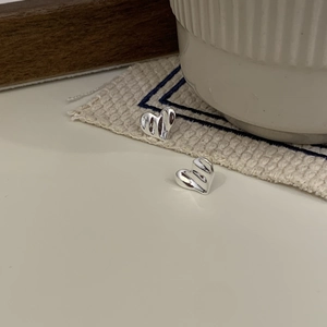 Dettaglio degli orecchini a cuore in argento 925 con texture in metallo liquido