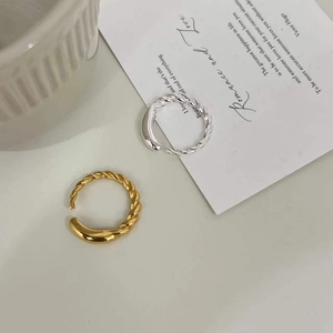 Détail de la bague en argent S925 torsadée avec finition polie en or et argent