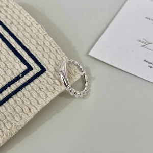 Détail d'une bague en argent 925 au design asymétrique avec texture de corde torsadée