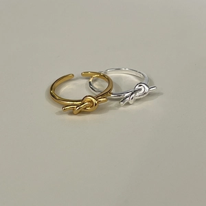 Détail du poinçon S925 sur l'anneau intérieur de la bague ajustable avec nœud en argent