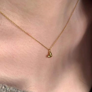 Minimalistische Halskette aus 925er Sterlingsilber mit Herzanhänger in Gold am Model
