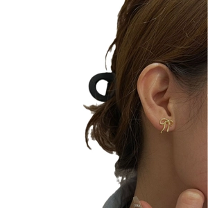 Elegant gold bow earrings with a matte ribbon design for women's minimalist style