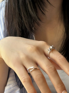 Vue détaillée d'une bague noeud en argent 925 et d'un anneau ouvert sur un modèle