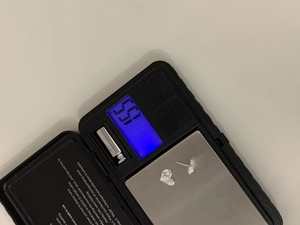 Misurazione del peso di 1,5g per questi orecchini a lobo a cuore in argento 925 su scala