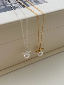 Close-up of S925 sterling silver pearl pendant necklace in gold and silver finishes