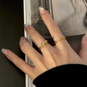 Ensemble de bagues nœuds en argent S925 doré ajustable sur la main d'un mannequin
