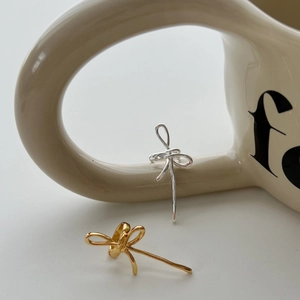Élégants ear cuffs noeuds dorés et argentés pour femmes au design minimaliste poli