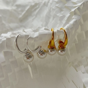 Elegant C-shaped pearl drop earrings in gold and silver finishes with 925 silver hooks