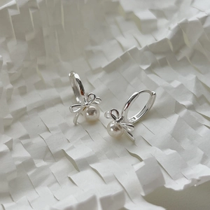 Elegant S925 sterling silver bow knot huggie earrings with round pearl charms for women