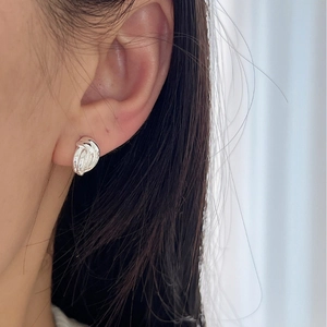 Boucles d'oreilles clous argentées torsadées au fini poli miroir minimaliste