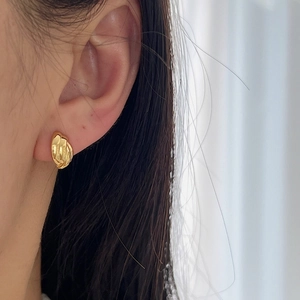 Élégantes boucles d'oreilles créoles dorées torsadées pour femmes au design minimaliste