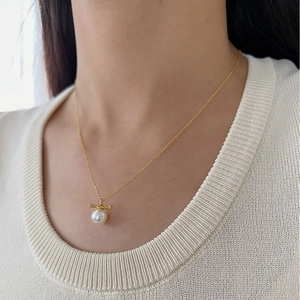 Elegant S925 sterling silver twist necklace with a lustrous white pearl pendant for women