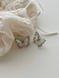 Gros plan de boucles d'oreilles papillon en argent 925 avec nacre et zircons brillants
