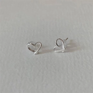 Boucles d'oreilles minimalistes en argent sterling 925 en forme de cœur évidé