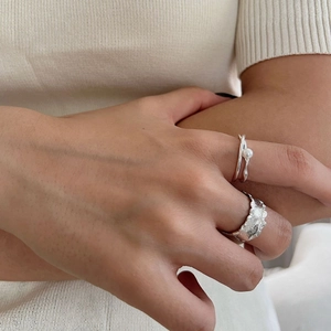 Silver 925 stackable ring set featuring a pearl wave band and hammered texture ring