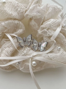 Détail du clou d'oreille papillon en argent 925 avec nacre blanche et zircons brillants