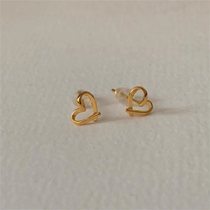 Boucles d'Oreilles Clous Cœur en Argent Sterling 925 pour Femmes Minimalistes Forme de Cœur Creux Bijoux de Mode Électroplaqués
