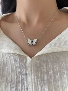 Détail du collier papillon en argent 925 avec nacre blanche et incrustation de zircons