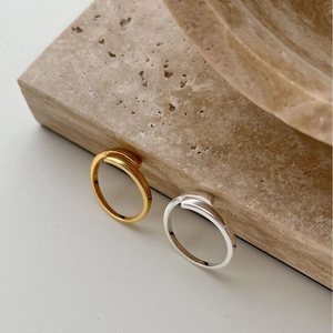 Minimalist S925 sterling silver rings in gold and silver finish on stone base