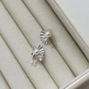 Elegant silver s925 fan-shaped pearl earrings with ribbon detail on velvet box