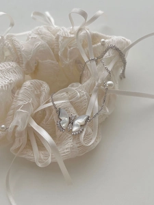 Détail du collier papillon en argent avec nacre blanche et diamants étincelants de luxe