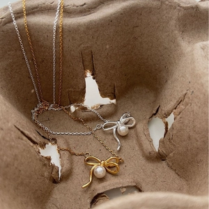 Collier nœud minimaliste en argent 925 avec perle blanche en finition or et argent