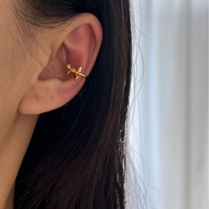 Elegant gold bow ear cuff in 925 sterling silver for a stylish non-pierced look