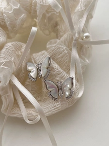 Macro des boucles d'oreilles papillon en argent 925 avec nacre blanche et zirconiums