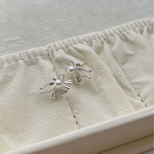 Elegant s925 silver fan-shaped stud earrings featuring lustrous white round pearls